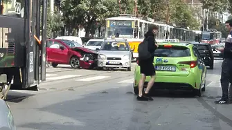Катастрофа блокира движението на бул. „Янко Сакъзов“ в София