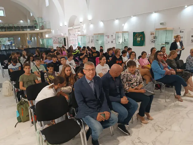НМО гостува в Ямбол с изложбата "Училищни символи и ритуали"