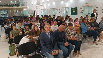 НМО гостува в Ямбол с изложбата "Училищни символи и ритуали"