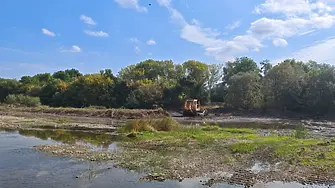 Община Севлиево почиства и коритото на река Росица