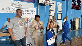Българско хоро в чест на сребърните ни волейболни герои по време на Седмицата на спорта във Видин