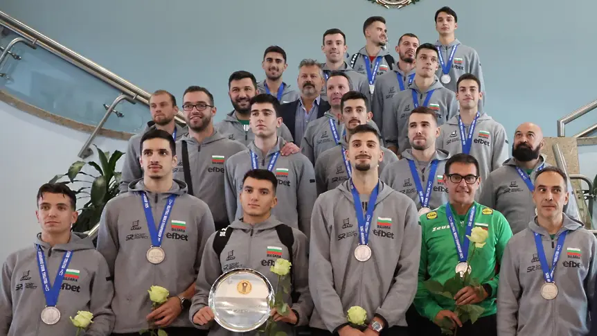 На живо: Волейболните национали са вече на родна земя! (ВИДЕО)