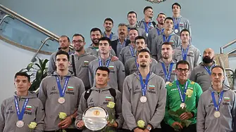 На живо: Волейболните национали са вече на родна земя! (ВИДЕО)