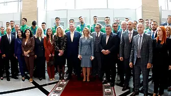 Конфузно... Депутати закриха волейболистите на обща снимка с тях