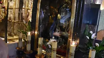 Църквата отбелязва Покров Богородичен