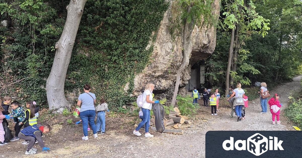 Доброволческа акция за почистванена района край язовир Тотлебенов вал в