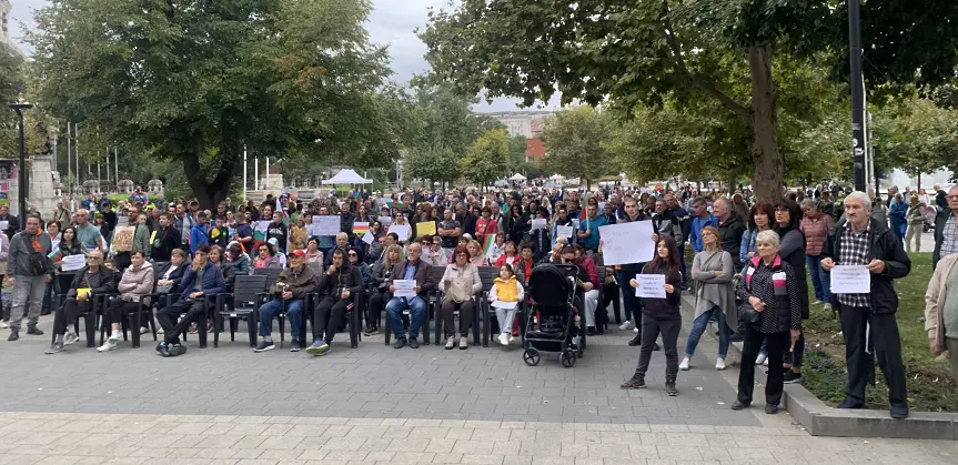Стотици граждани се включиха в поредния протест срещу безводието в Плевен/СНИМКИ/