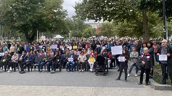 Стотици граждани се включиха в поредния протест срещу безводието в Плевен/СНИМКИ/