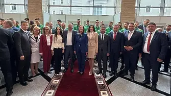 Конфузно... Депутати закриха волейболистите на обща снимка с тях