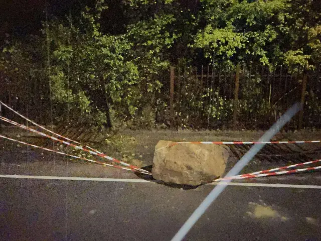 Огромна скала падна от крепостта Царевец и удари такси
