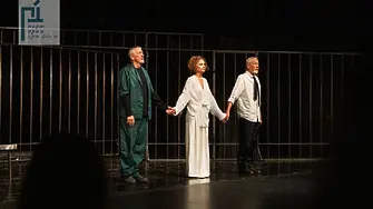 Бургас бурно аплодира „Последната нощ на Сократ“