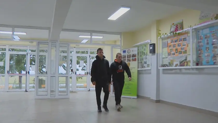 Деца намериха портмоне на пешеходна пътека в Исперих и го върнаха