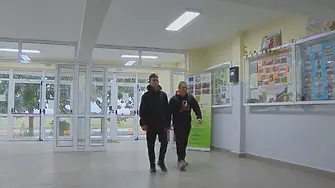 Деца намериха портмоне на пешеходна пътека в Исперих и го върнаха