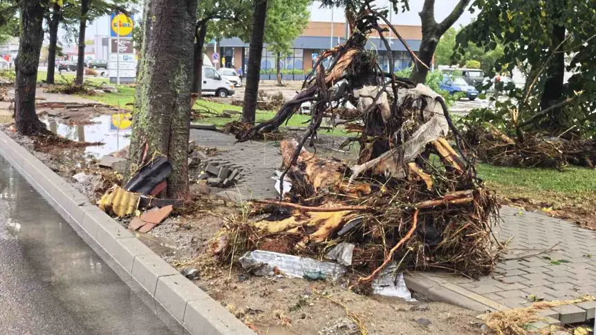 Над 410 л/кв. м дъжд: Царево иска помощ от военните, открива дарителска сметка за пострадалите