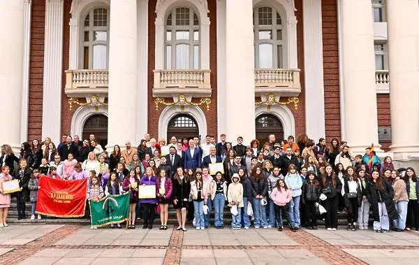 Народният театър засия със „Светилник“