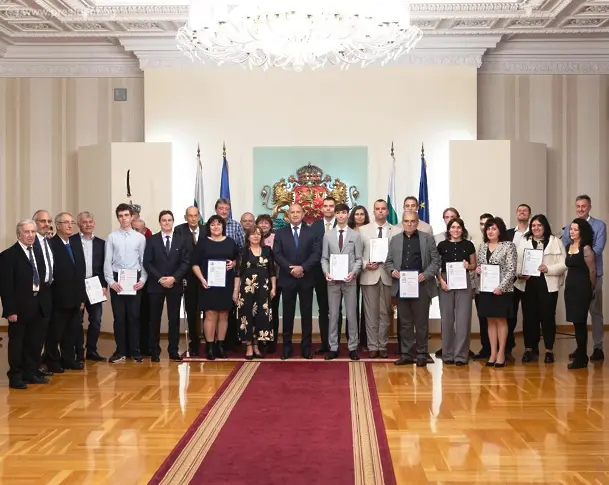 Преподавателят по информатика Павел Петров и 18-годишният Марио Петков от Плевен са с отличия на наградите „Джон Атанасов“