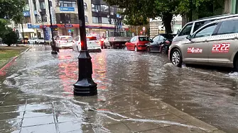 Закъсали автомобили в Русе заради проливните дъждове, нивото на реките се повишава