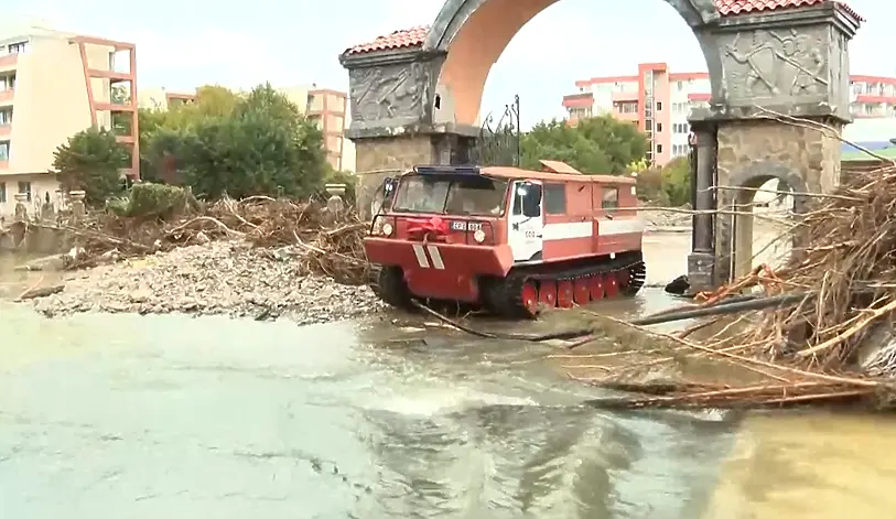 Амфибия патрулира из курорта Елените