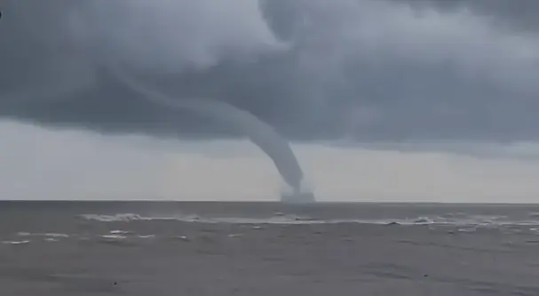 Водно торнадо край Царево, обявено е бедствено положение (ВИДЕО)