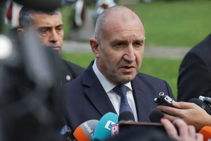 Радев: Борисов капитулира пред Пеевски и му предава властта