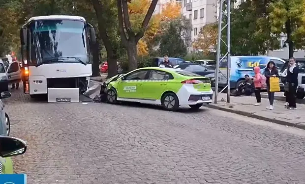 Тежък сблъсък между автобус и такси рано сутринта в Пловдив