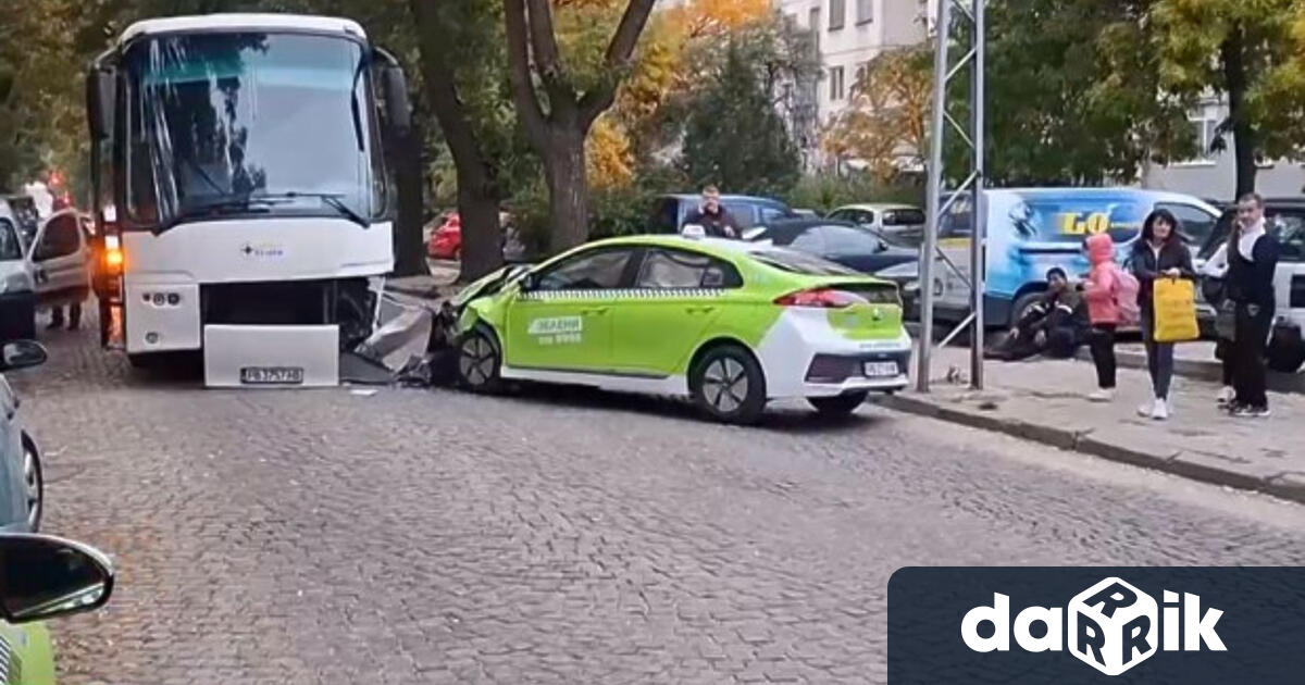 Тежка катастрофа между автобус и таксиметров автомобил затрудни трафика в