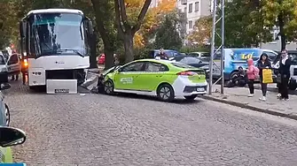 Тежък сблъсък между автобус и такси рано сутринта в Пловдив