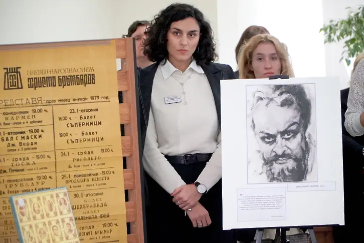  Изложба, отдадена на 120 година от рождението на оперния артист и възпитател Христо Бръмбаров откриха в Република България   “Христо Смирненски ” 