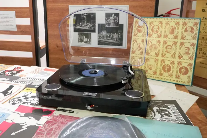  Изложба, отдадена на 120 година от рождението на оперния артист и възпитател Христо Бръмбаров откриха в Република България   “Христо Смирненски ” 