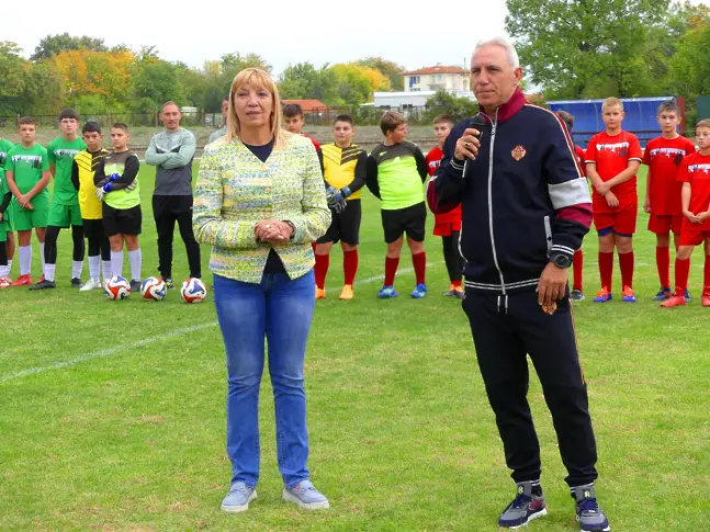  Нова Загора посрещна с много обич легендата на българския футбол – Христо Стоичков 