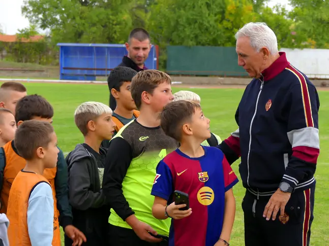  Нова Загора посрещна с много обич легендата на българския футбол – Христо Стоичков 