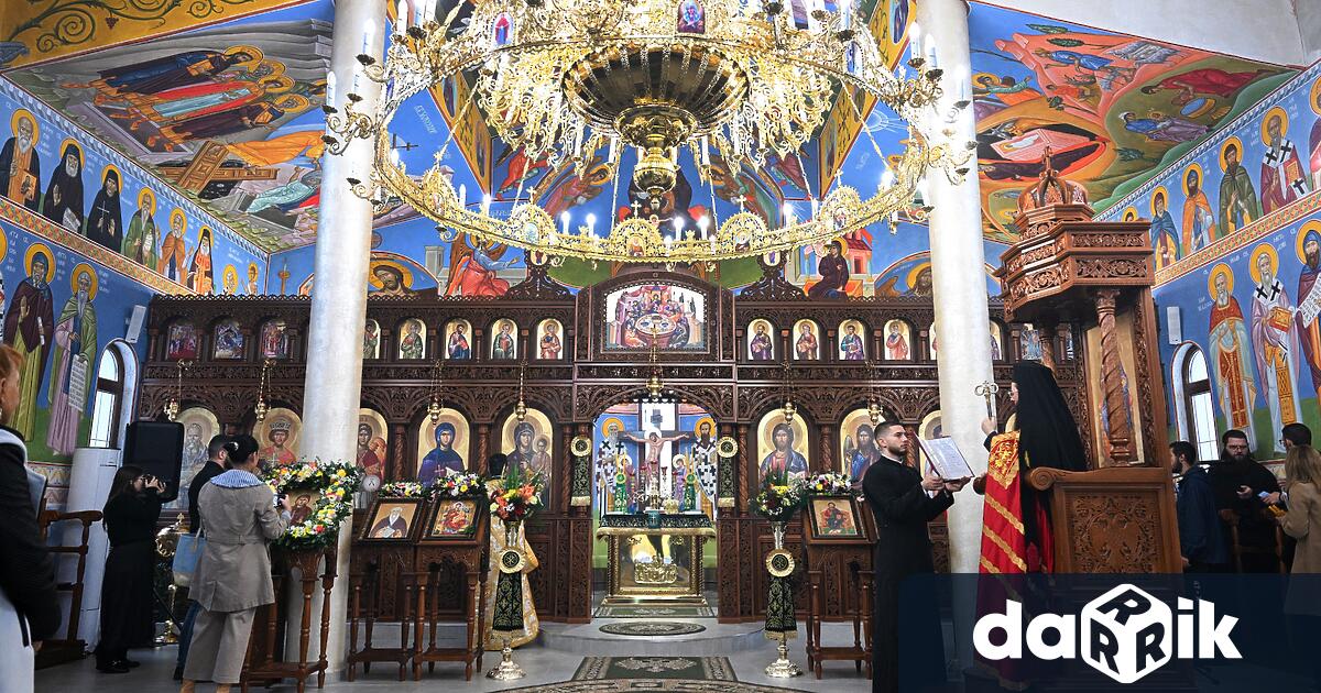 Граждани и гости на Сливен изпълниха храм Преп Петка –