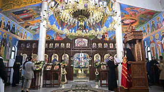 Сливенският митрополит Арсений отслужи празничната литургия в най-новия храм в Сливенско - „Преп. Петка – Параскева Търновска“