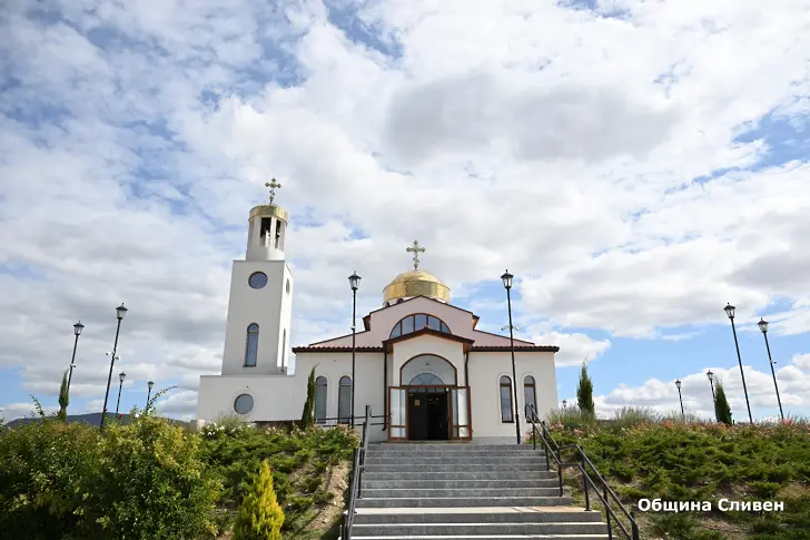  Сливенският митрополит Арсений отслужи празничната литургия в най-новия храм в Сливенско - „ Преп. Петка – Параскева Търновска “ 