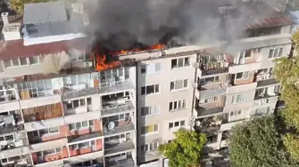 Пожар изпепели апартамент и част от покрива на жилищен блок в Пловдив