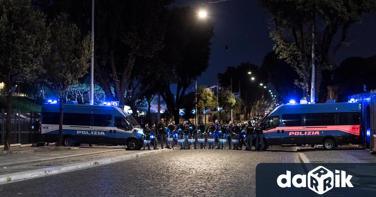 Трима полицаи загинаха а други 15 души бяха ранени при