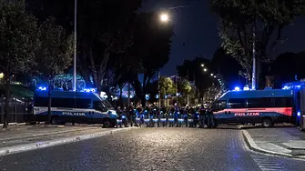 Трима полицаи загинаха, били заплашени от изселване