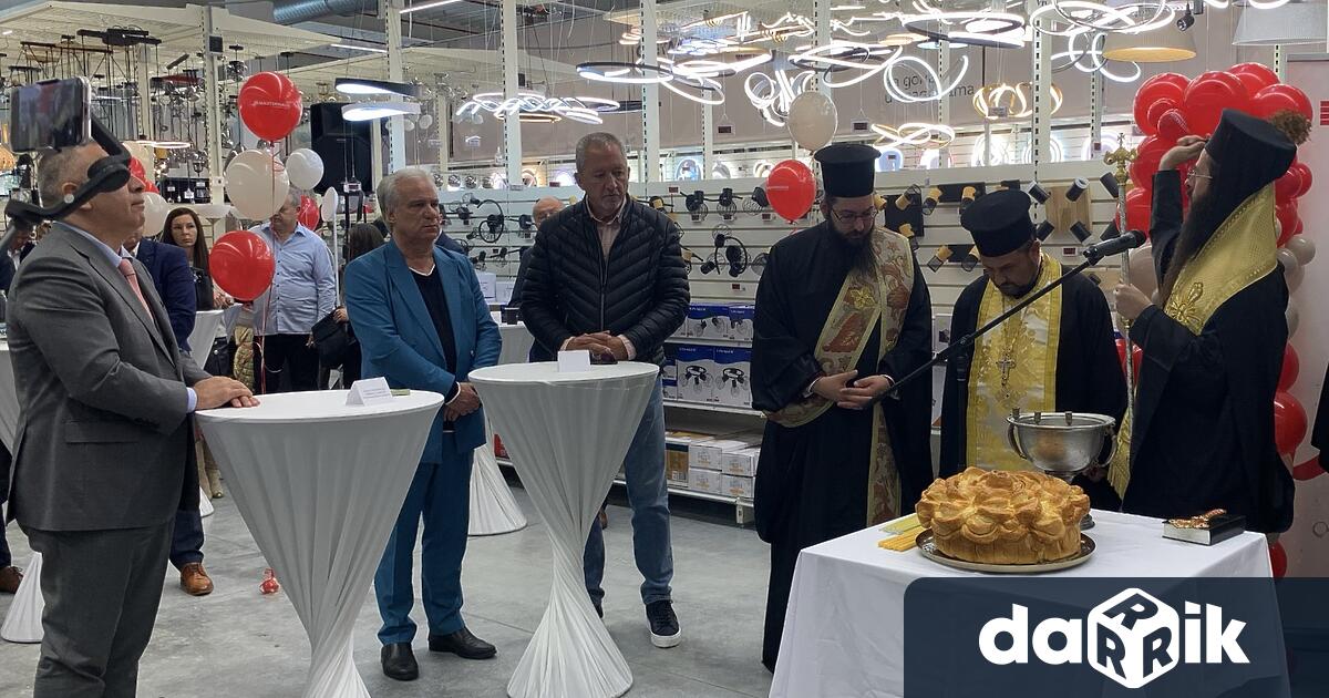 Областният управител Чавдар Божурски бе гост на днешното откриванена хипермаркeт