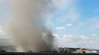 Пожар гори в района на промишлената зона на Перник