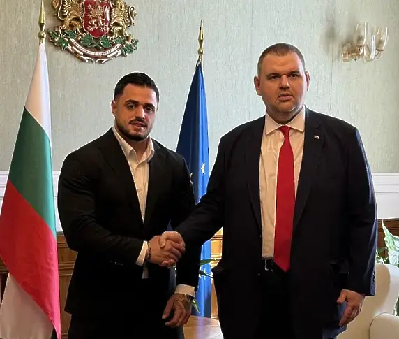 Карлос Насар с първи думи след снимката с Пеевски пред герба