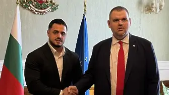 Карлос Насар с първи думи след снимката с Пеевски пред герба