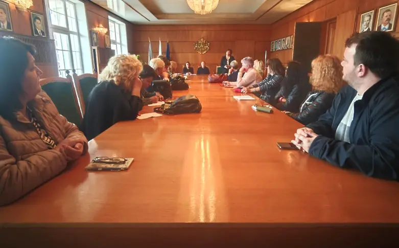  Новите условия за здравни кабинети във всички детски градини и учебни заведения разискаха на среща в Община Плевен 