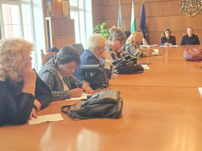  Новите условия за здравни кабинети във всички детски градини и учебни заведения разискаха на среща в Община Плевен 