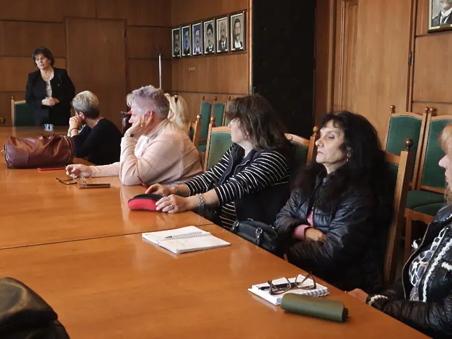  Новите условия за здравни кабинети във всички детски градини и учебни заведения разискаха на среща в Община Плевен 