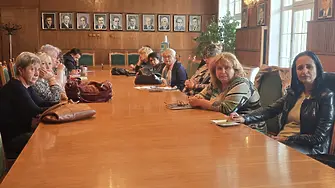 Новите изисквания за здравни кабинети във всички детски градини и училища обсъдиха на среща в Община Плевен 