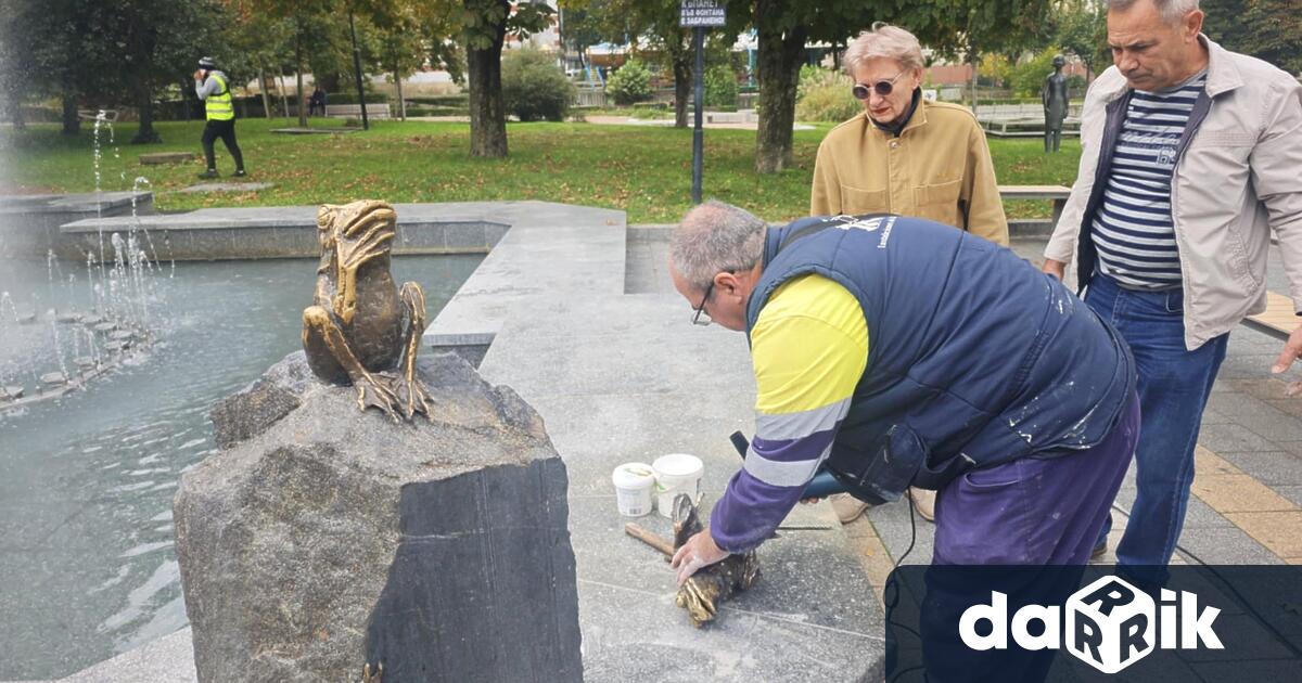 Емблематичната скулптурна композиция с жабките при Водната каскада в центъра