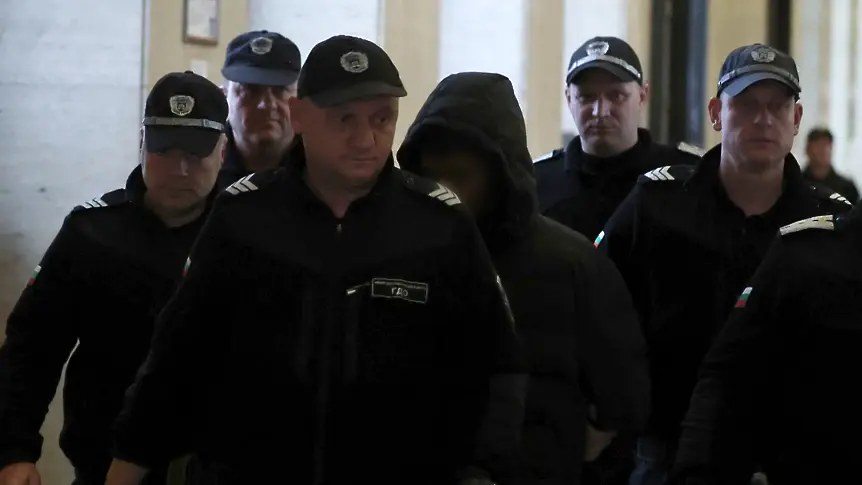 Обвиненото момче за убийството в мола е изписано от болницата