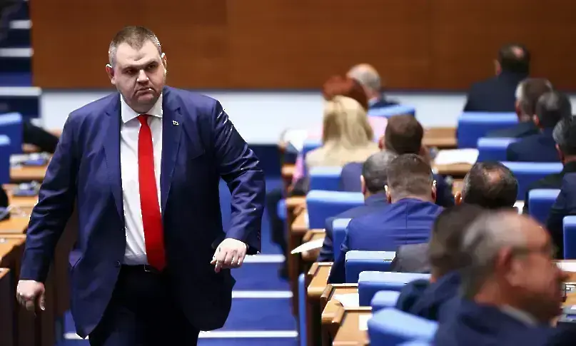Пеевски призова финансовия министър да осигури служебни коли на Президентството