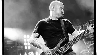 Почина басистът на Limp Bizkit Сам Ривърс