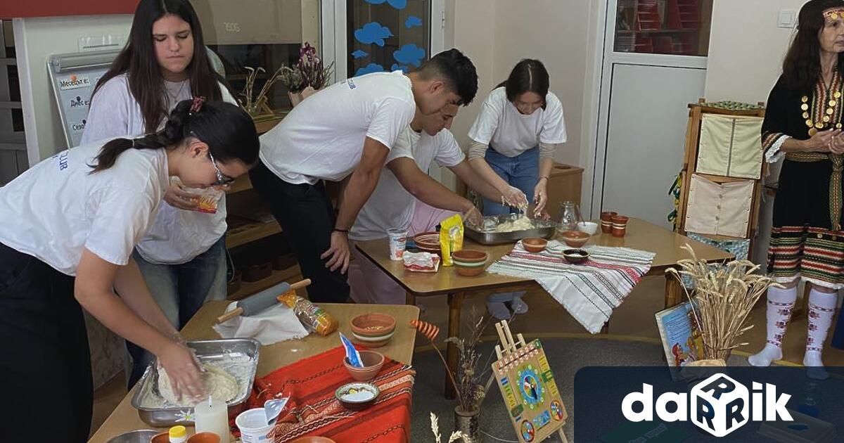 Децата от Детска градина Славейче Враца отбелязаха деняна хляба Екипът на група